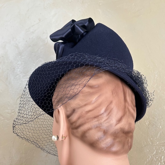 DISTINGUISHED 1940's NAVY TILT FELT HAT - INDENTED CYLINDRICAL CROWN & VEIL - Picture 5 of 13